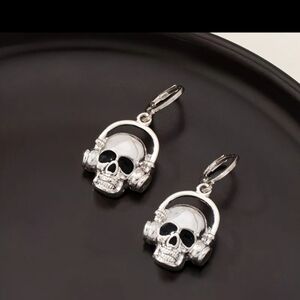 ♥️I Individually $10 Or Bundle 5/$20 Silver Skull Headphone Earrings 🩶